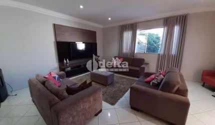 Casa residencial  disponível para venda no bairro Santa Mônica em Uberlândia-MG