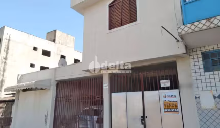 Casa residencial disponível para venda no bairro Umuarama em Uberlândia-MG