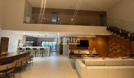 Casa residencial disponível para locação e venda no bairro Jardim Karaíba em Uberlândia-MG