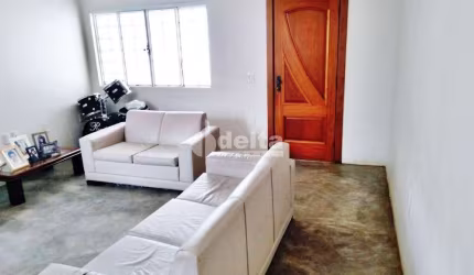 Casa residencial disponível para venda no bairro Tabajaras em Uberlândia-MG
