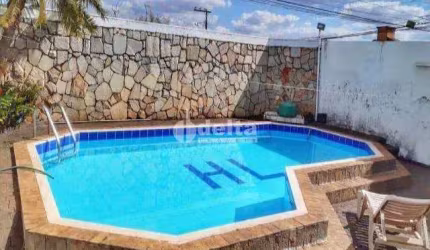 Casa residencial disponível para venda no bairro Brasil em Uberlândia-MG