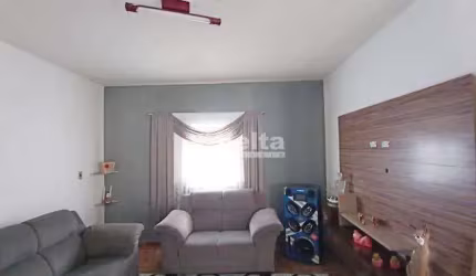 Casa residencial disponível para venda no bairro Umuarama em Uberlândia-MG