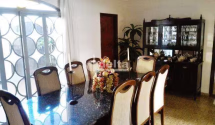 Casa residencial disponível para venda no bairro Copacabana em Uberlândia-MG