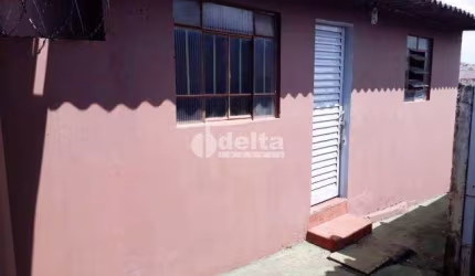 Casa residencial disponível para venda no bairro Presidente Roosevelt em Uberlândia-MG