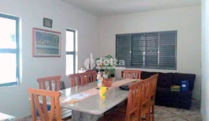 Casa residencial  disponível para venda no bairro Santa Mônica em Uberlândia-MG