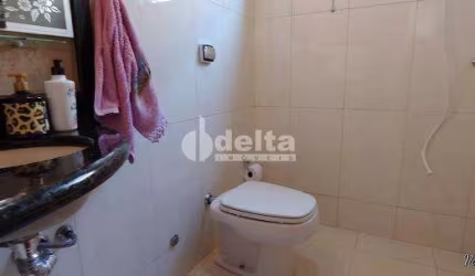 Casa residencial disponível para venda no bairro Jardim América II em Uberlândia-MG