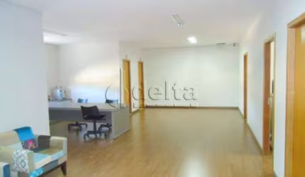 Casa comercial disponível para venda no bairro Tibery em Uberlândia-MG