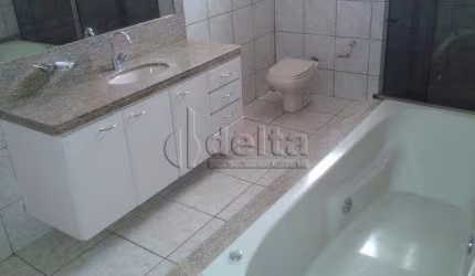 Casa residencial disponível para venda no bairro Saraiva em Uberlândia-MG.