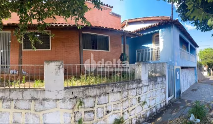Casa residencial disponível para venda no bairro Centro em Uberlândia-MG