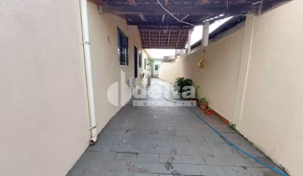 Casa residencial disponível para venda no bairro Presidente Roosevelt em Uberlândia-MG