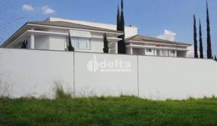 Casa residencial disponível para locação e venda no bairro Gávea em Uberlândia-MG
