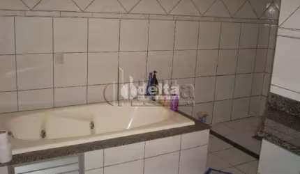 Casa residencial  disponível para venda no bairro Santa Mônica em Uberlândia-MG