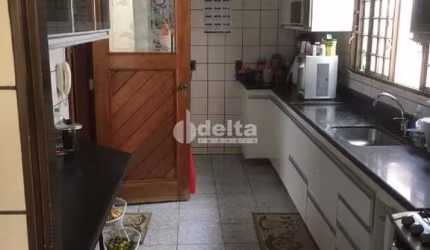 Casa residencial disponível para venda no bairro Jardim Brasília em Uberlândia-MG