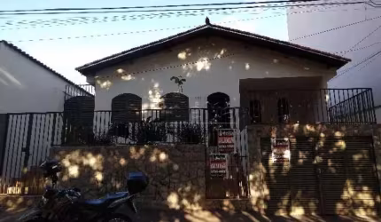 Casa residencial disponível para venda no bairro Saraiva em Uberlândia-MG