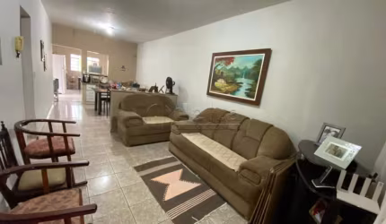 Casa disponível para venda no bairro Segismundo Pereira em Uberlândia-MG.