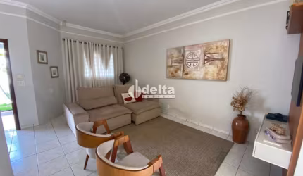 Casa Residencial e Comercial disponível para locação e venda no bairro Santa Mônica em Uberlândia-MG.