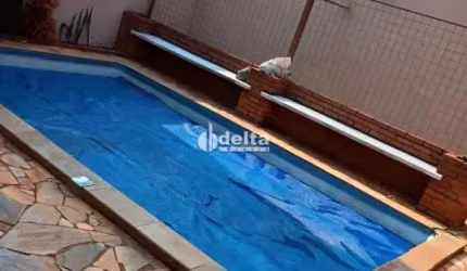 Casa residencial disponível para locação e venda no bairro Santa Mônica em Uberlândia-MG.
