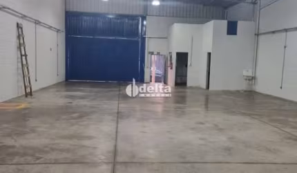 Galpão disponível para locação e venda no bairro Dona Zulmira em Uberlândia-MG.