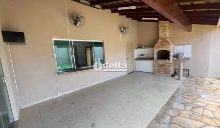 Casa disponível para locação no bairro Santa Mônica em Uberlândia-MG
