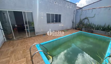 Casa residencial disponível para venda no bairro Santa Mônica em Uberlândia-MG