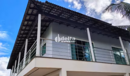 Casa residencial disponível para locação e venda no bairro Jardim Karaíba em Uberlândia-MG