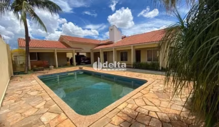 Casa disponível para locação e venda no bairro Jardim Inconfidência em Uberlândia-MG.