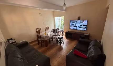 Casa disponível para venda no bairro Santa Rosa em Uberlândia-MG