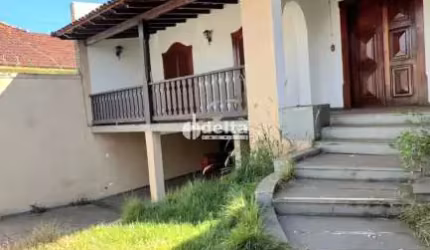Casa disponível para venda no bairro Centro em Uberlândia-MG
