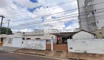 LOTE DE DISPONÍVEL À VENDA  NO BAIRRO SANTA MÔNICA  DE ESQUINA COM 360M2