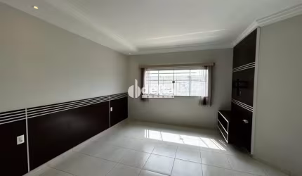 Casa disponível para Locação e venda  no bairro Alto Umuarama em Uberlândia-MG