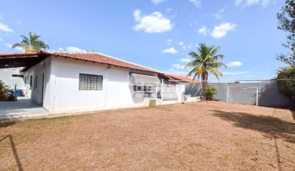 Casa residencial disponível para locação e venda no bairro Umuarama em Uberlândia-MG