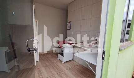 Kitinet disponível para locação no bairro Segismundo Pereira em Uberlândia-MG