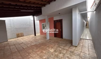Casa disponível para locação e venda no bairro Brasil em Uberlândia-MG