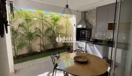 Casa mobiliada em condomínio no bairro Jardim Inconfidência em Uberlândia-MG