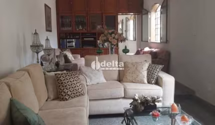 Casa Residencial ou comercial disponível para locação no bairro Santa Mônica em Uberlândia-MG