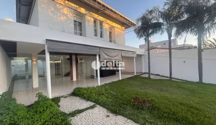 Casa disponível para locação e venda no bairro City Uberlândia em Uberlândia-MG.