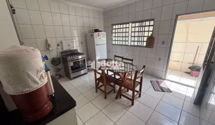 Casa residencial disponível para Locação no bairro Roosevelt em Uberlândia-MG.