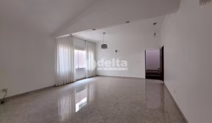 Casa em condomínio disponível para locação no bairro Nova Uberlândia em Uberlândia-MG