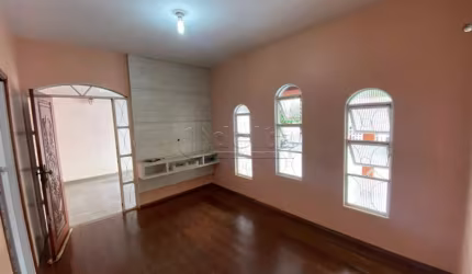 Casa disponível para locação no bairro Santa Mônica em Uberlândia-MG.