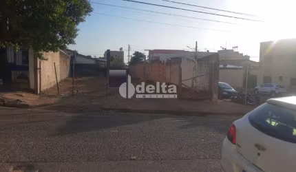 Terreno disponível para venda no bairro Martins em Uberlândia-MG