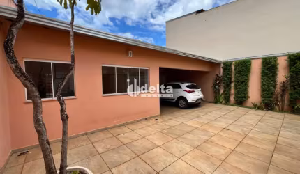 Casa disponível para venda no bairro Umuarama em Uberlândia MG