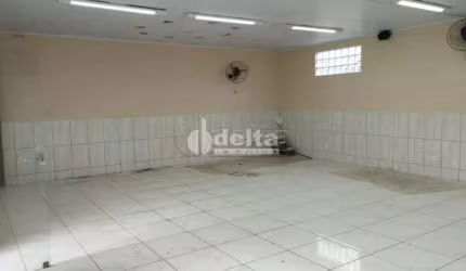 Casa disponível para venda e locação no bairro Lagoinha, em Uberlândia-MG.