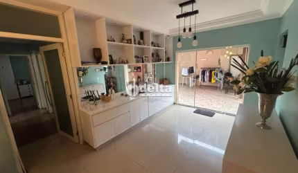 Casa residencial disponível para Venda no bairro Santa Mônica em Uberlândia-MG.