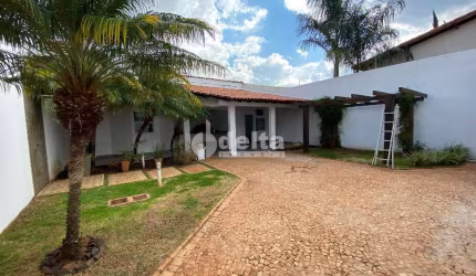 Linda casa residencial disponível para locação no bairro Cidade Jardim em Uberlândia-MG