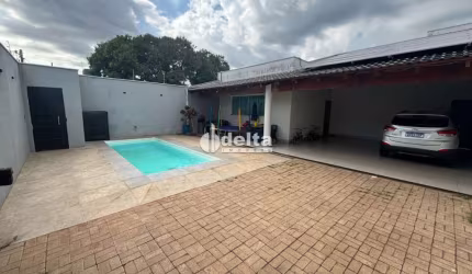 Casa disponível para venda no bairro Cidade Jardim em Uberlândia-MG.