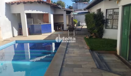 Casa residencial disponível para venda no bairro Cidade Jardim em Uberlândia-MG