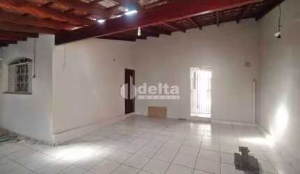Casa disponível para locação no bairro Osvaldo Rezende em Uberlândia-MG