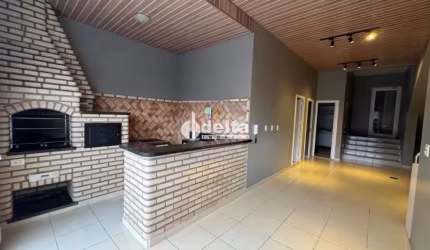 Casa em condomínio disponível para locação no bairro Nova Uberlândia-MG