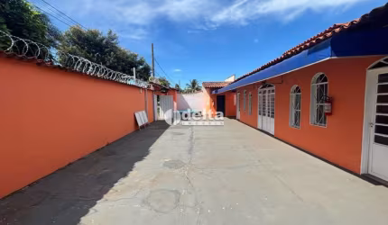 Casa comercial disponível para locação no bairro Presidente Roosevelt em Uberlândia-MG.