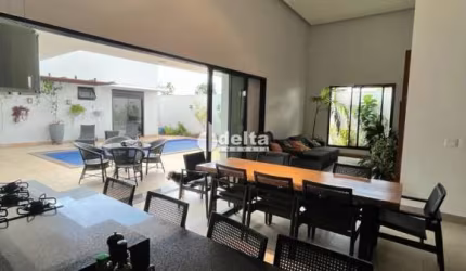 Casa no condomínio Jardim Versailles disponível para venda em Uberlândia-MG